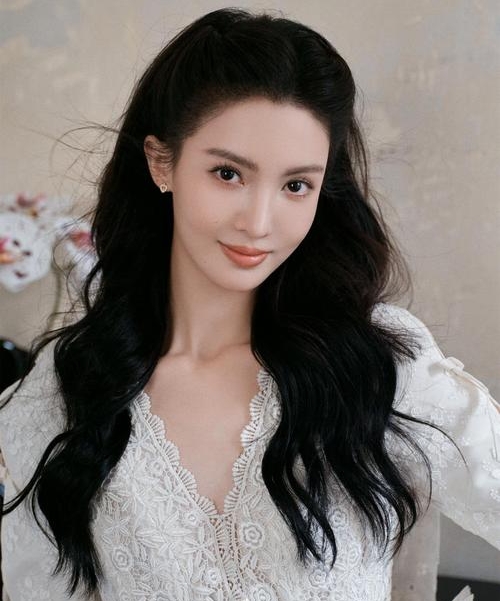 金晨这回真是花钱买了个大教训。

刚交完美国语言学校的学费，课才上了两天，学校直接宣布破产。35年的全球连锁，25个校区，说没就没了，学费到现在一分钱还没退。

金晨去游学本来也就是想镀个金，拍拍照、立个“上进人设”，没想到学校直接倒闭了，这剧情，编剧都不敢这么写。

其实娱乐圈这套操作大家都懂：短