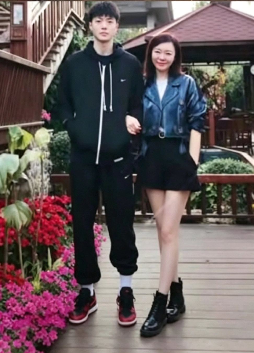 胡明轩和妈妈简直是“复制粘贴”般的相像！  两人都拥有线条流畅的鹅蛋脸...