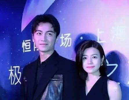 陈晓陈妍希离婚一年半，陈妍希上综艺开口谈感情，一句“遗憾归遗憾，但事就是这么个事”把当年那场轰动全网的头纱吻又拉回大众视线。
2025年2月两人同步发文官宣离婚，声明写得干净利落，感恩遇见各自安好，连“性格不合”这种套话都省了。之后陈晓直接扎进剧组，从头到尾没在公开场合提过一个字。陈妍希这边一直到2