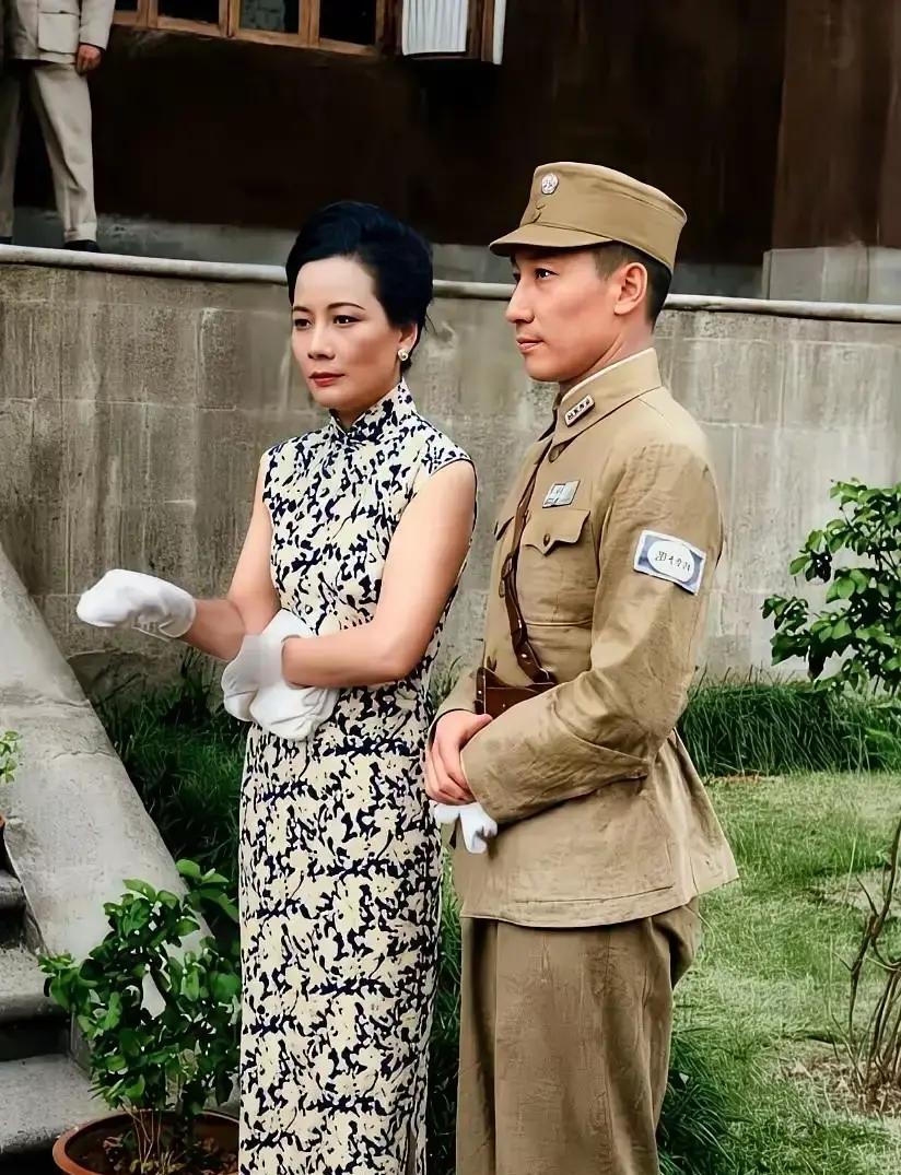 很多人想象当中他们是年龄差距很大的母子，实际上宋美龄只比蒋纬国大19岁。宋美龄嫁给蒋介石的时候，蒋纬国还只是一个11岁的少年。
 
婚后的宋美龄，在餐桌旁看着那个安静吃饭的少年，心里悬着一根刺。蒋介石对这个叫“纬国”的孩子，态度实在奇怪——既亲密，又带着一种刻意的疏远。他看蒋经国的眼神是明确的威严，