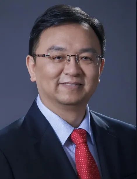 比亚迪总裁王传福说，他高中时回家要生活费时，他嫂子张秀菊，翻箱倒柜，兜里就几毛钱，嫂子一拍大腿，做出了一个令小叔子怎么也想不到的事情，如今那个卖嫁妆供小叔子上学的农村女人，现在怎么样了？
 
很多人只看见今天风光无限的比亚迪，看见王传福手握万亿企业，叱咤国内新能源赛道，却很少有人回头看，少年时代的他
