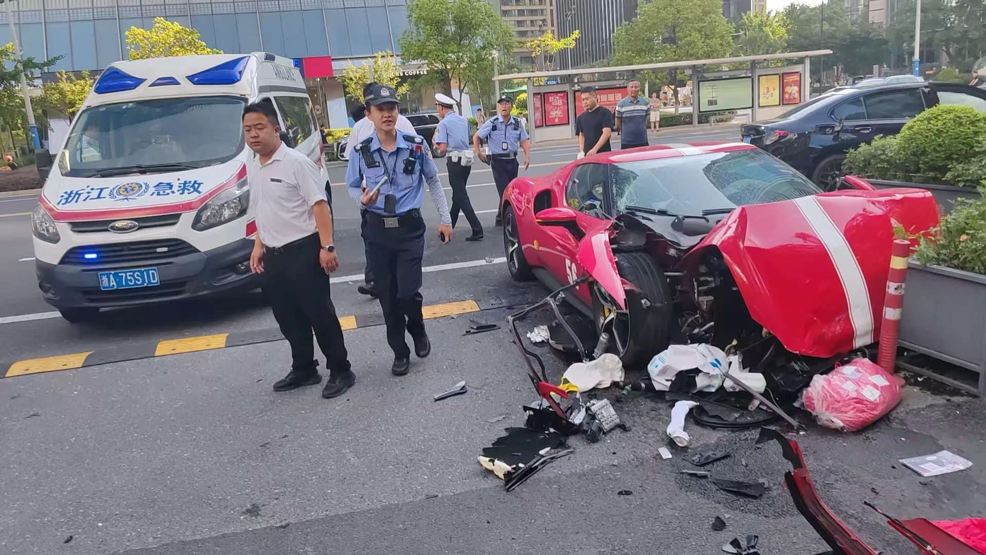 杭州钱江世纪城发生三车相撞事故，法拉利半个头没了
