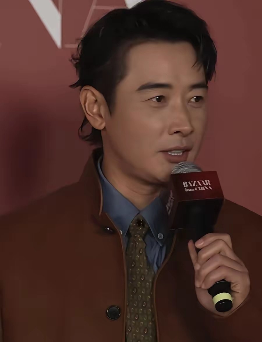 10月21日，罗晋在江苏江阴参加时尚芭莎年度盛典，一下子老了好多，还有白头发，称唐嫣为“我太太”，秀了一把恩爱。 ​