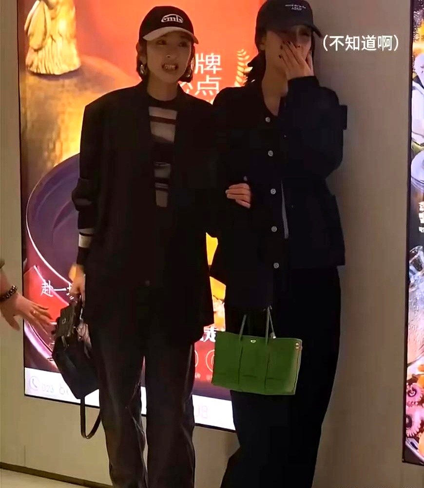 刚迈出餐厅大门，几十部手机直接怼脸怼到了鼻尖上。

人群疯了一样往前涌，瞬间把周翊然围得水泄不通。走在前面的孙怡和唐艺昕猛地回头，俩人隔空交换了一个眼神，下意识捂住嘴，连连后退直接贴死在墙角。

那天晚上他们刚看完演唱会聚个餐，出来就被代拍堵了门。现场连个下脚的空都没有，别说帮忙解围了，稍微往前蹭一