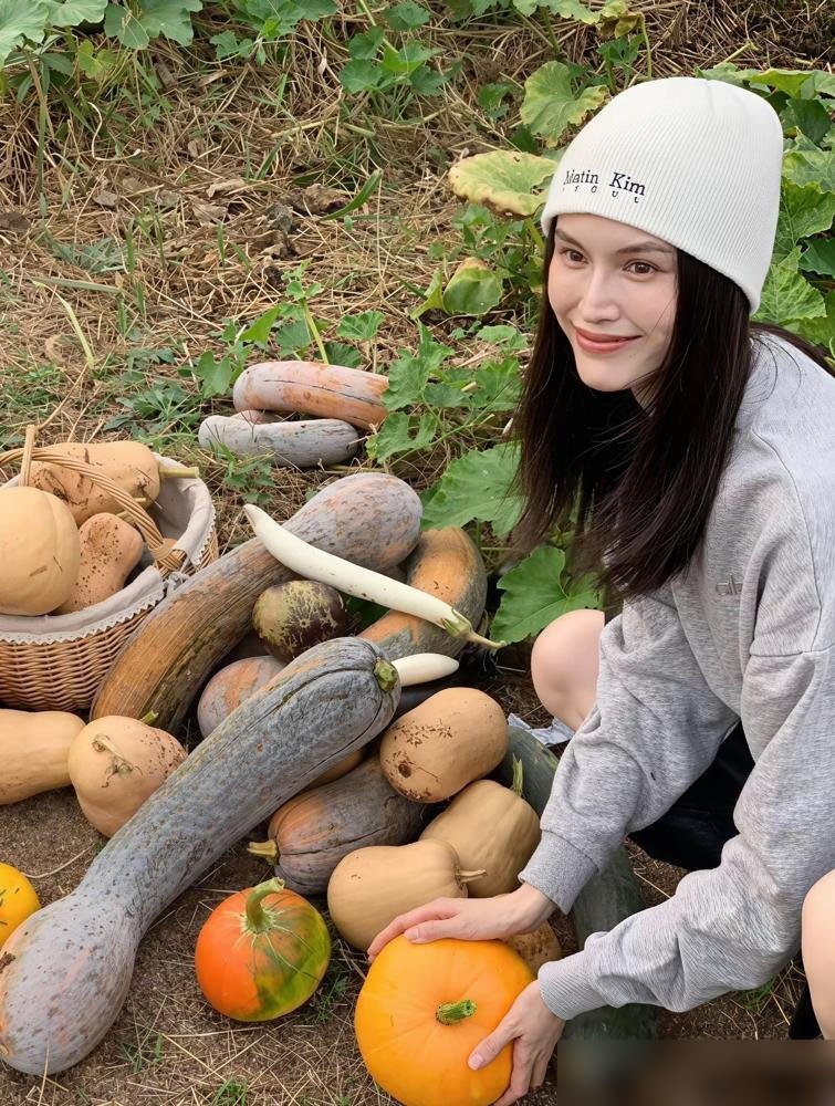 何穗穿着几万块的香奈儿长靴在泥地里拔萝卜，鞋底全是烂泥，旁边的农户看得直发愣。

这位昔日维密台柱子下地浇菜毫无包袱，手上全是泥巴。

很多女明星生完孩子恨不得连夜把自己塞进XS码的礼服里，制造那种毫不费力的“少女感”幻觉。何穗偏不。

生完之后复查发现子宫瘀血，硬生生又挨了一刀做二次手术，休整了大