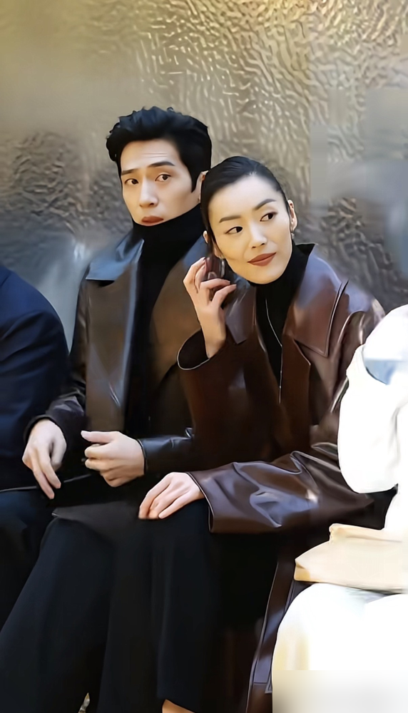 刘雯井柏然倪妮三人居然同场出席同个晚宴！
前几天刘雯只是随手点赞井柏然的新剧宣，就被一堆网友追着吐槽蹭热度。
转头三人就直接在时尚晚宴碰面，互动全程自然大方，半点儿避嫌的意思都没有。
算下来，井柏然和倪妮和平分手快8年，从来没公开撕过一句。
他和刘雯暗戳戳谈了快4年，见家长、回老家都安排过，