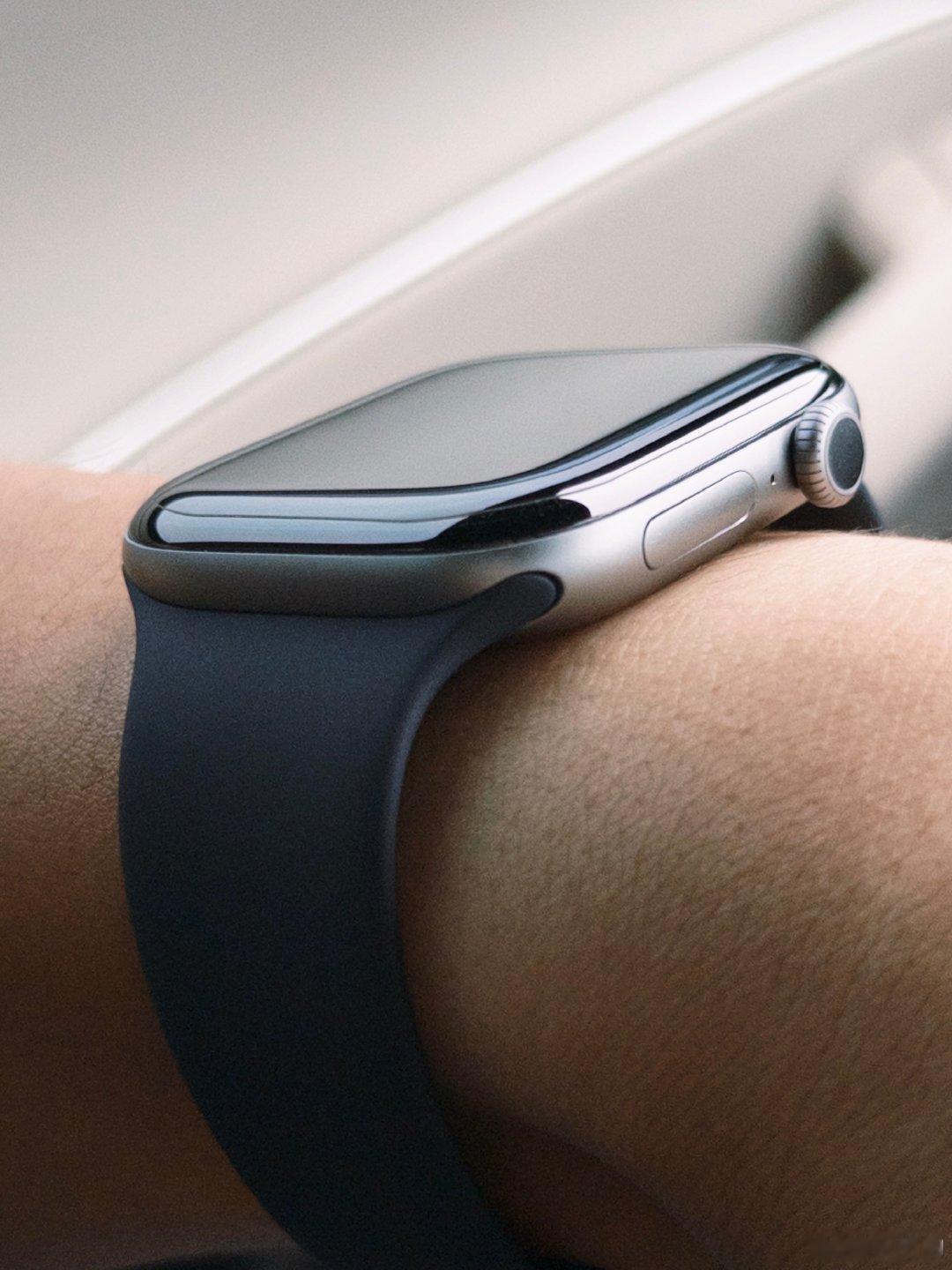 Apple Watch S12深空灰46mm上手效果
整体感觉比之前黑色更漂亮
电量比老S7续航强太多
出去骑了50公里掉了十三、四个电
睡眠一夜掉了十个左右
就是宣传的五分钟一次HRV
根本没有看到五分钟一次的数据记录 ​