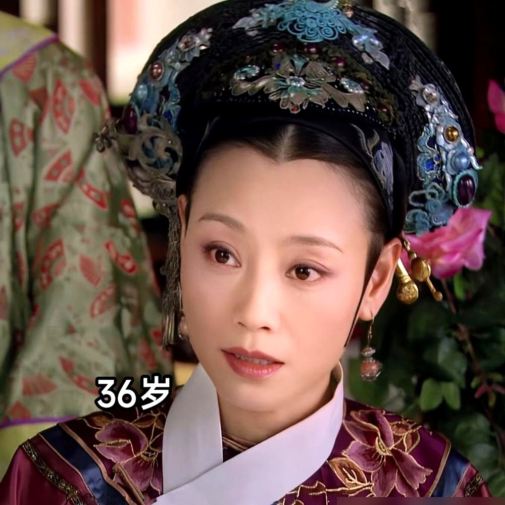“蒋欣爆发力太强，弱一点就被吃得骨头都不剩。”拍《甄嬛传》时，郑晓龙最担心的就是这个。

片场里两人是真较劲，根本不用演。蒋欣往那儿一戳，翻白眼、甩帕子、一声冷笑，这些自己抠的小动作一出，孙俪的戏硬生生被逼了出来。从哭丧子到滴血认亲，孙俪情绪一层层往上顶，硬是一步没退没掉链子。

甄嬛能立住，真是靠
