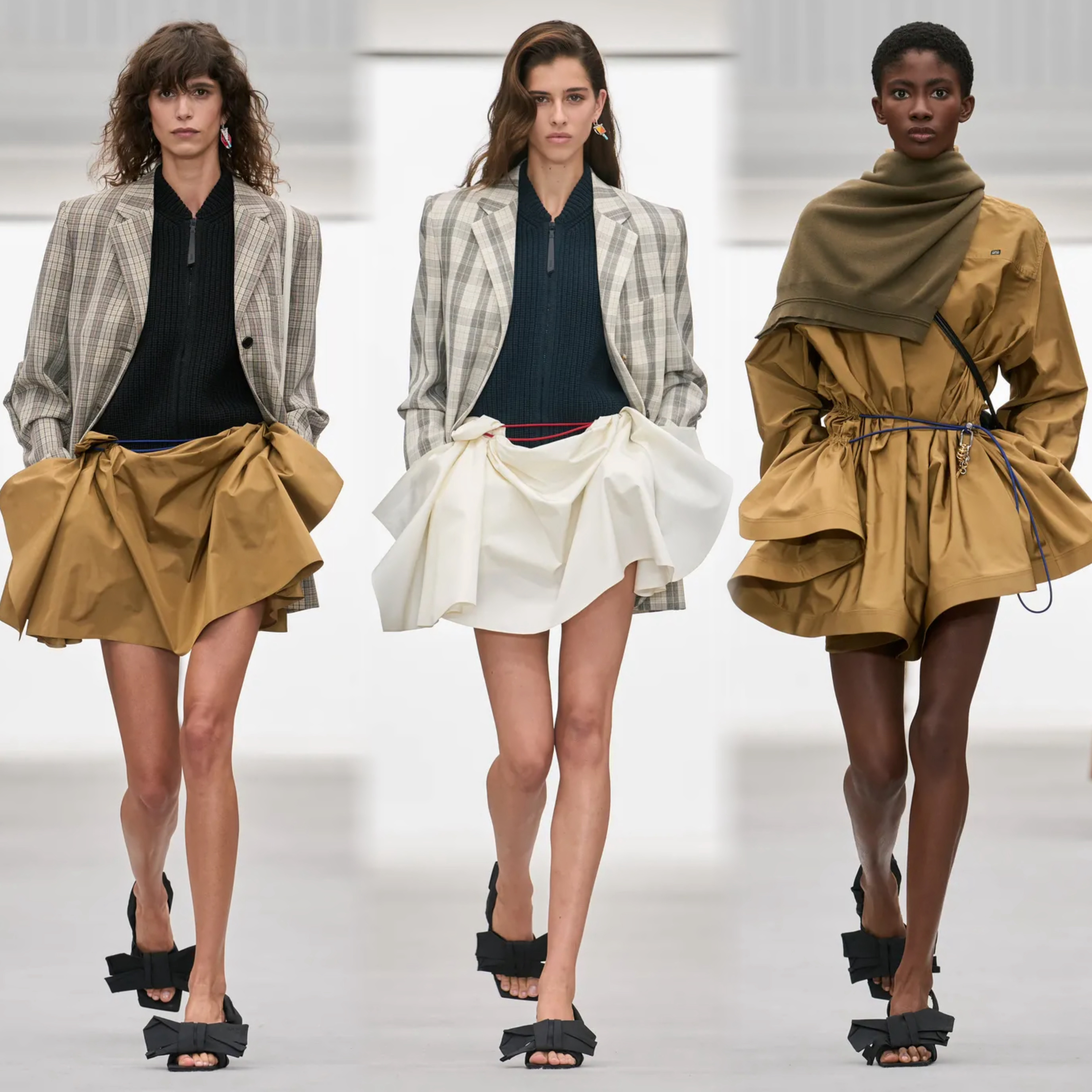 #LOEWE这季有点东西##时装周#
看完罗意威2027春夏时装秀，我彻底懂了Jack McCollough与Lazaro Hernandez的巧思！

这季完美实现美式实用主义与西班牙巴洛克的绝美碰撞。廓形极具巧思，反向裁剪Polo衫、流苏改造篮球球衣，在慵懒中透出几分戏剧张力，随性又灵动。配色上玩起了日晒褪色荧光色与色块晕染 ​