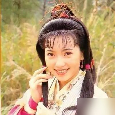 郭芙被郭靖黄蓉捧在手心，结果呢，一事无成。郭襄谁管过？自己闯江湖，最后开宗立派，成了峨眉祖师。金庸早把教育那点事写透了，你越使劲，孩子越废。
新版《神雕侠侣》过审了，文淇演郭襄，直接拿她当主角。这姑娘挺能折腾，前两年公开喊话求职，说没戏拍，结果真喊来了戏约。今年两部电影连着上，还当了上影节评委，转