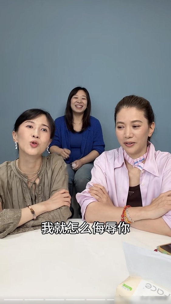 袁咏仪一句话把吴镇宇怼没声了。当年吴镇宇嘴欠，说张智霖娶她是回馈社会。这回节目上旧账重提，袁咏仪直接翻白眼：他老婆肯嫁给他，那才叫拯救全宇宙。一点没留情面。
港圈这帮老友，互损几十年了，越毒越亲。张智霖在旁边笑，根本不敢接话。外人看着像吵架，其实这是真交情才敢这么玩。
前两天还有人拍到两口子跟郭
