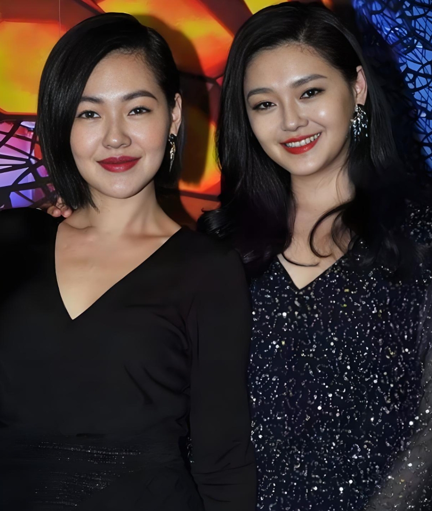 小S在专访里坦言，大S离开之后，自己一周有四五天都会梦到姐姐，梦里依旧是两人一起录节目、拌嘴的模样，仿佛一切都没有改变。
 
哪怕梦醒回到现实，遇到重要工作，她依旧会习惯性给大S的旧微信留言，把心事讲给姐姐听，把对方当成精神依靠。
 
从小一起出道，并肩走过二十多年，她们