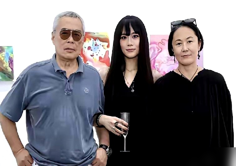 骂了20多年小三，窦唯前妻高原居然一直租房住？
当年时间线其实很清楚，1994年她以摄影师身份和窦唯相识，96年窦唯王菲成婚，99年恋情曝光后窦唯离婚，她和窦唯结婚两年便分开，独自带女儿。
这次她亲自下场辟谣，网传窦唯给她留四合院、付高额抚养费全是假的，她从来没拿过所谓的安置财产。她本来就是拍了