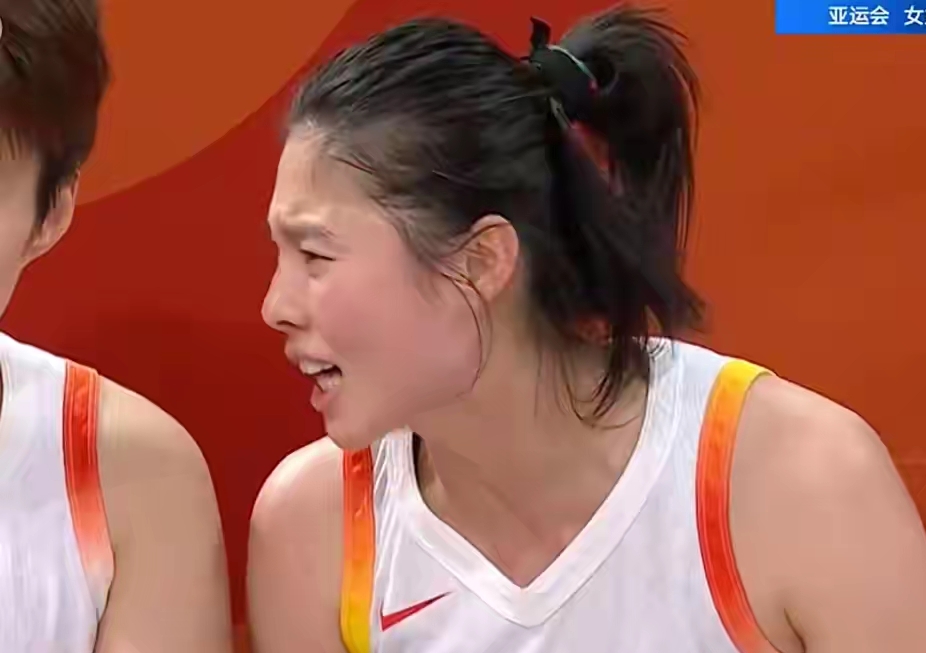9.1秒，80：81落后1分，中国女篮失去球权，却没人篮下犯规，情急之下，老将王思雨中线伸手拉拽拦人，动作过大被判违体犯规，两次违体犯规被直接罚下！
王思雨面露失落，径直离开了球场，中国女篮最终80比85败给韩国女篮，无缘决赛！
3分球12投0中，全队无一人投中远投！多次篮下不进，后卫线处理球托沓盲