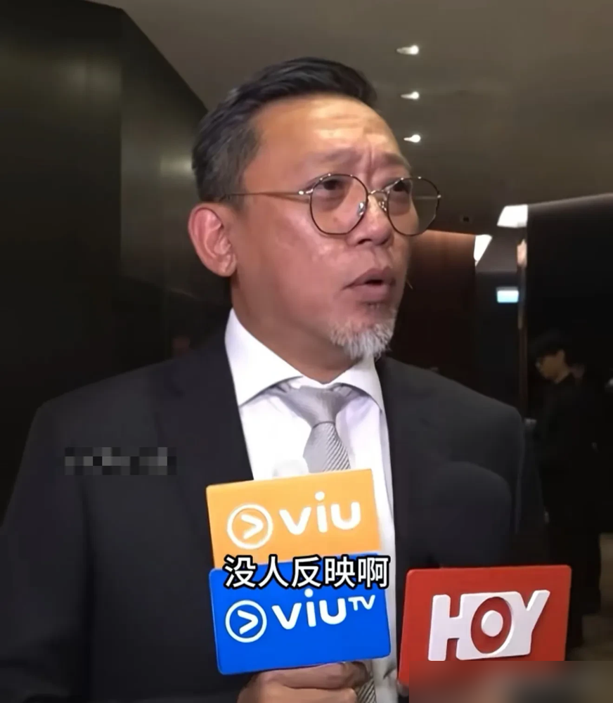 吴彦祖忍了几个月，最后还是没憋住，直接在节目里开喷剧组盒饭真的很难吃。投诉没用，他索性自己带饭，连宵夜都自己备。同组演员张文杰更绝，压根没敢尝，天天吃自备健康餐。
结果导演郑保瑞出来回应了，说饭没问题，我不会特意买难吃的给你。他还说自己天天吃，觉得挺好吃。被问到具体什么菜，导演没答上来。
导演解