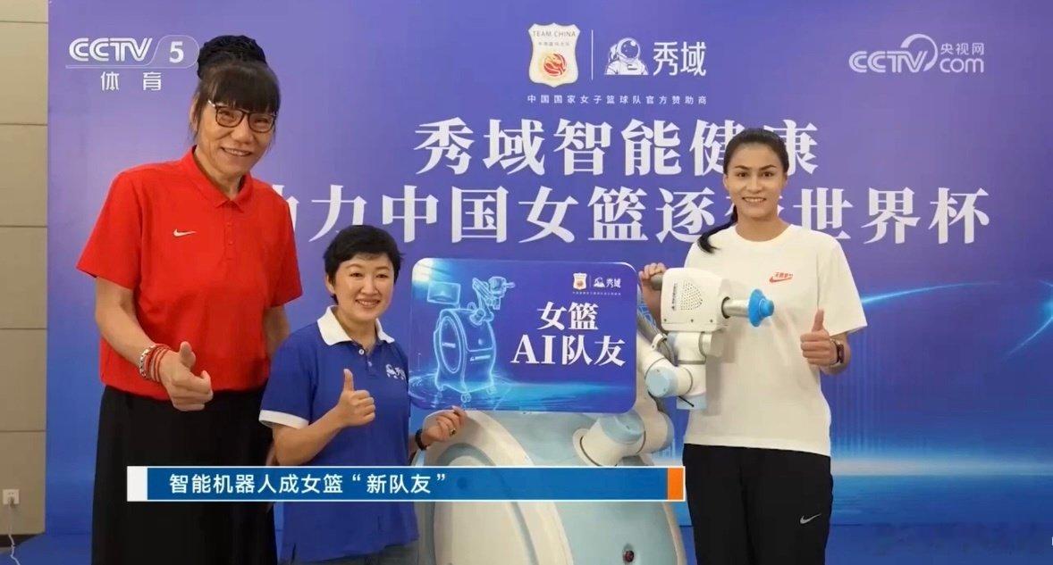 佛山这场仪式看得内心温热，八年长久陪伴再度升级，智能机器人前来助力，守...