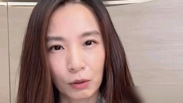 粉丝让她解开第一颗扣子，她反手一句“打赏到位能开到肚脐”。全场笑翻。接着她又补了句，我们明明都讲中文，怎么互相听不懂。
这不是段子，是昨晚田馥甄直播的原话。
刚发完新专辑，又官宣台北小巨蛋连开六场，场次直接破自己纪录。票价从八百到五千二，全部实名抽选。事业正顶的时候，她偏用这种半开玩笑的方式，把