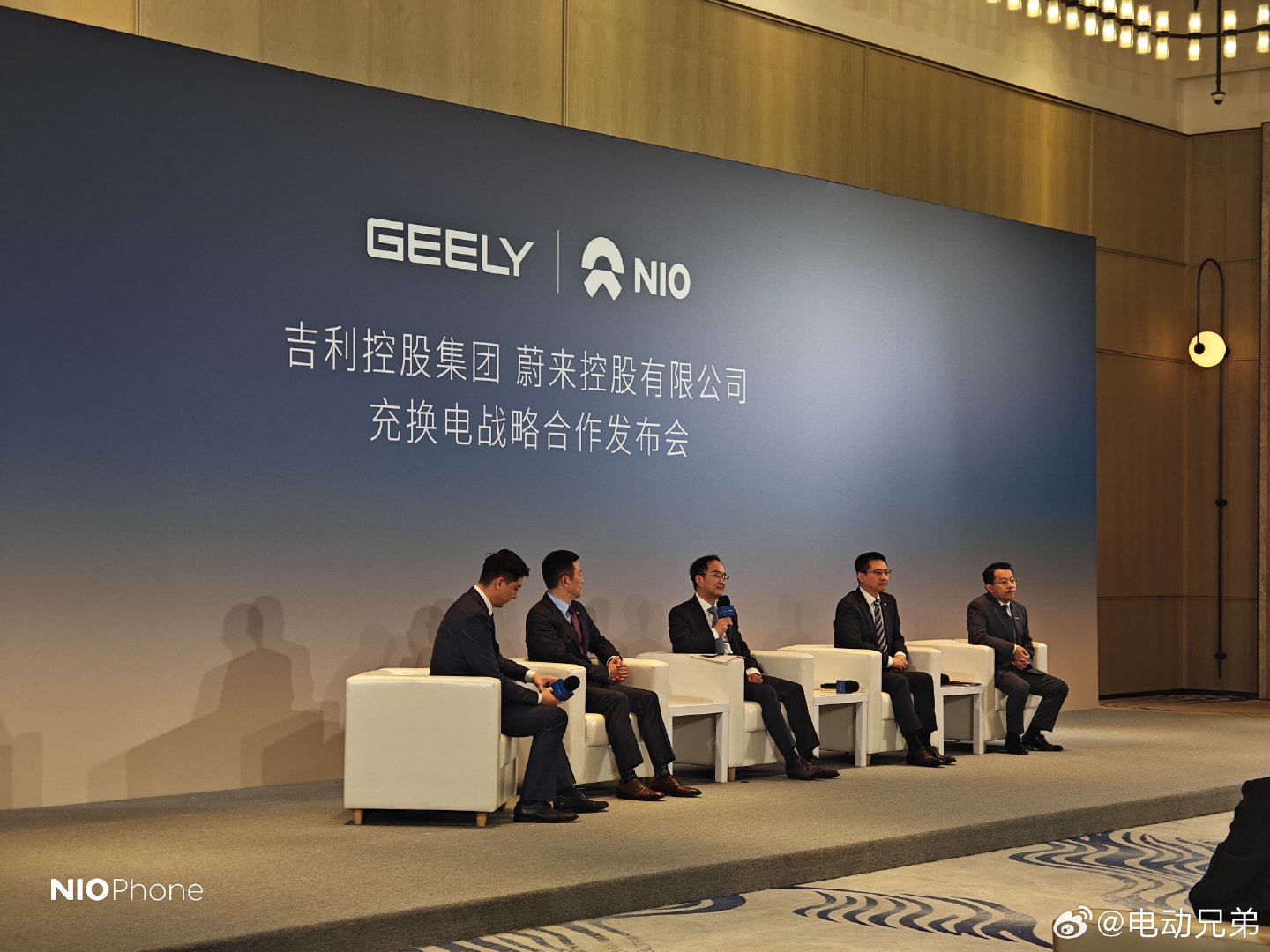 吉利蔚来双方合作发布会正在进行时，目前正在媒体群访，吉利安聪慧总说：团结就就是力量。

#蔚来吉利宣布共建充换电网络##电动兄弟# ​