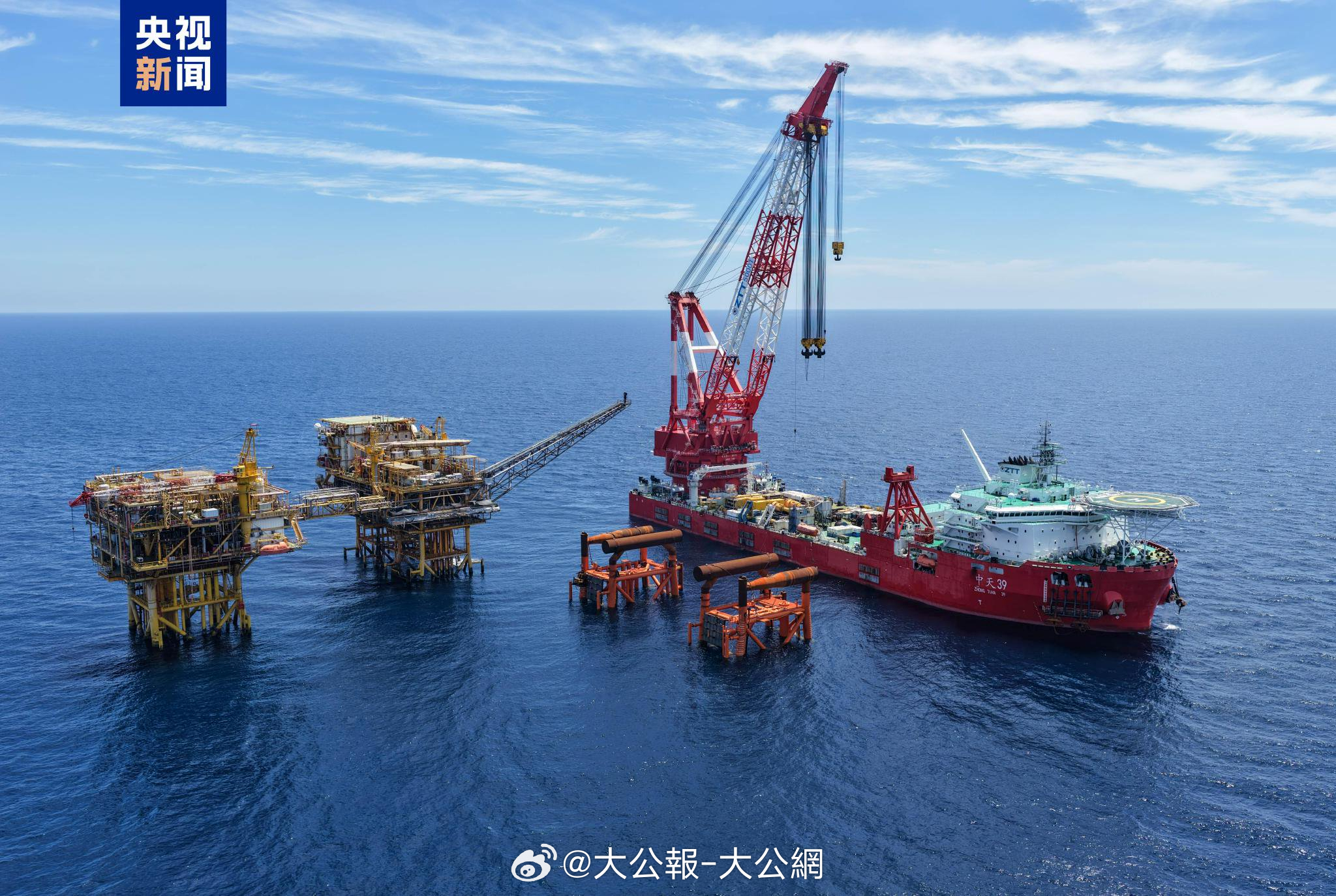 #我国首个海上注碳增气平台主体建造完工#
10 月 4 日，我国首个海上注碳增气技术示范应用工程 —— 东方 1-1 气田新建中心平台在山东青岛建造完工，全面进入调试阶段。该平台重近 1.7 万吨，高逾 28 层楼，甲板面积超 1 万平方米。

注碳增气技术全称二氧化碳强化天然气采收率技术，是碳捕集利用与封存 ​