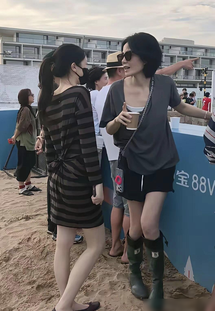 都传王菲在窦靖童现场给宋妍霏甩脸子，结果王菲直接上手把人拽走了。
宋妍霏2023年跟窦靖童拍《她的生存之道》结缘，之后被拍到十指紧扣遛狗，早就进了王菲的局。王菲57岁生日宴她在，阿那亚音乐节王菲带着李嫣和她同场。
现场王菲那个叫Ryan的朋友，对好几个女艺人越界。王菲看见了，伸手就把宋妍霏拉到自