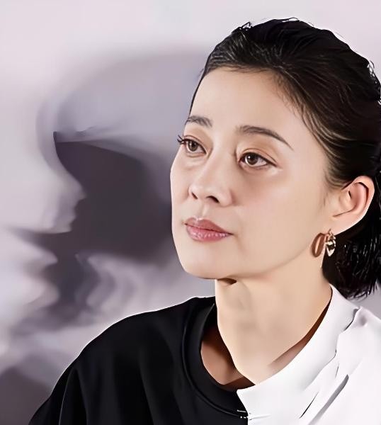 拍完44集《父母爱情》，郭涛拿到8万8的结算单时眼都直了。隔壁女主角梅婷拿了300万，这哪是稍有差距，分明是天壤之别。他气得直奔导演孔笙要说法，孔笙却只冷冷反问了一句：“开机前30天原定女主撂挑子了，你知道剧组每天在烧多少钱吗？”
一句话，直接给这段利益纠纷撕开了最残酷的真相。
很多人只看见8.8万