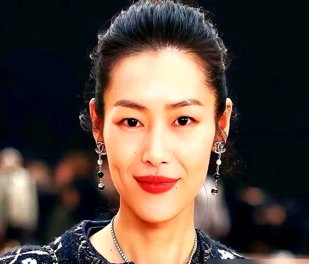 中秋看演唱会被李荣浩当台点名，刘雯第二天直接改签早班机走了，井柏然没追，也没发任何动态。

从小区到机场被拍了无数次，他一次都没正面认过。想想几年前他和倪妮，节目亲、机场抱、连窗帘都能上热搜，爱得那叫一个使劲。过了三十岁，经历过高调恋爱的伤筋动骨，遇到真想留住的人反而变得特别安静。

最近他新剧热度
