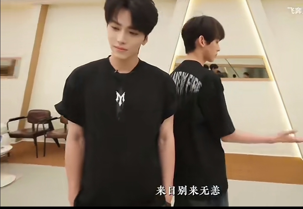 满江这一组，本以为选秀出道的唐九洲会是唱得最好听的，结果邵子恒先开口，成功被惊艳到了。他们的这首《R&amp;B ALL NIGHT》，小考的时候本来是想要秀舞蹈的，结果唱歌跳舞都很值得打高分！
难怪之前网传因为不能营销父子，所以邵兵说受伤了退出了，把位置留给了更家需要这个舞台的儿子邵子恒。邵子恒大概率不会