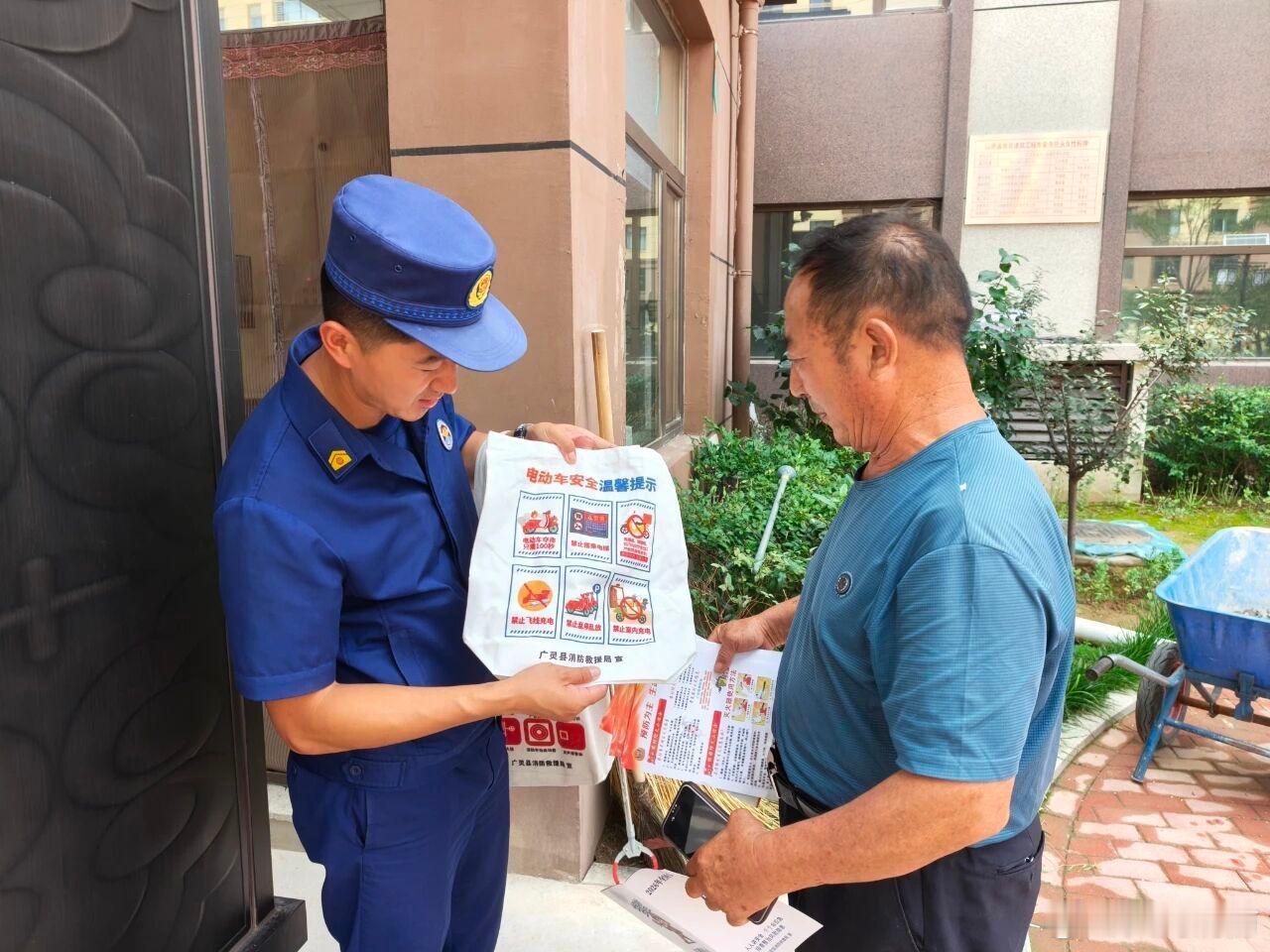 【千镇万村齐覆盖千店万员强技能（十七）】为切实筑牢城乡火灾防控根基，开展了“千镇万村”“千店万员”消防安全专项培训。消防宣传人员走进社区开课，面向网格员、物业工作人员及辖区居民普及消防知识。深入辖区企业，面向工作人员围绕日常火灾隐患排查、消防器材规范操作、火场紧急逃生避 ​