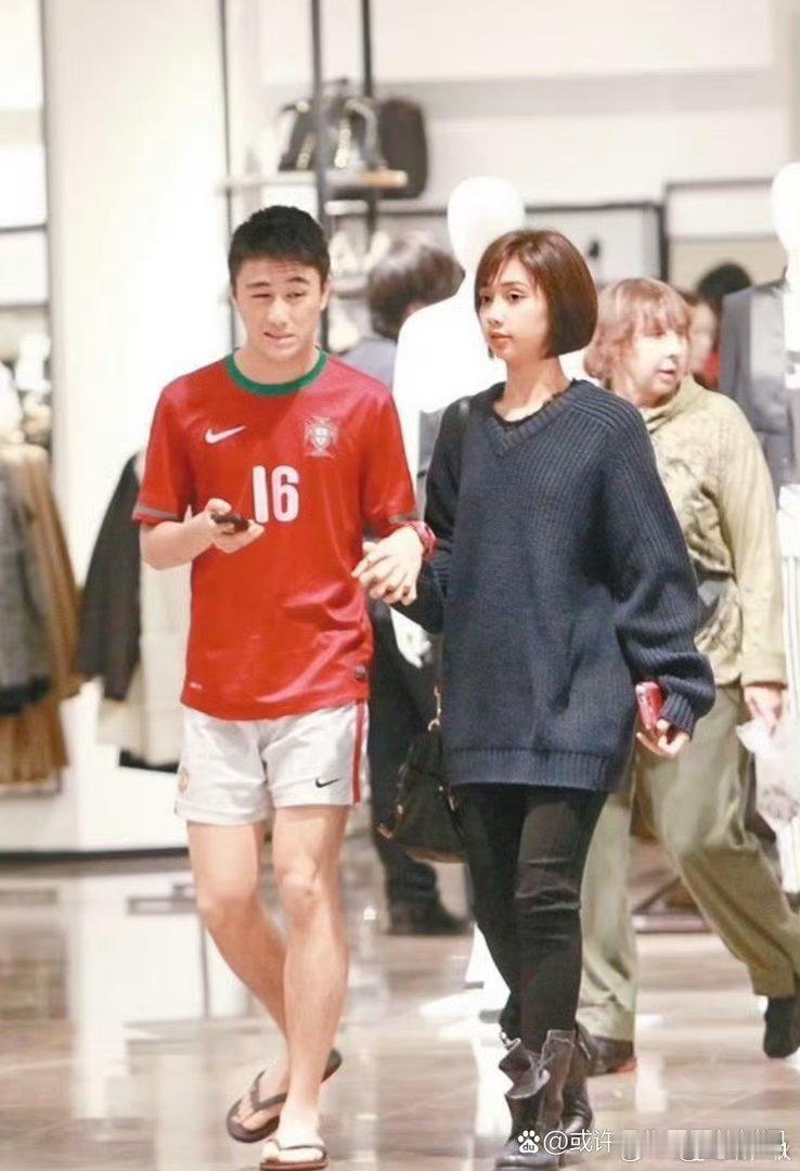 何猷君和混血前女友的甜蜜瞬间，何猷君一如既往地黏人 ​