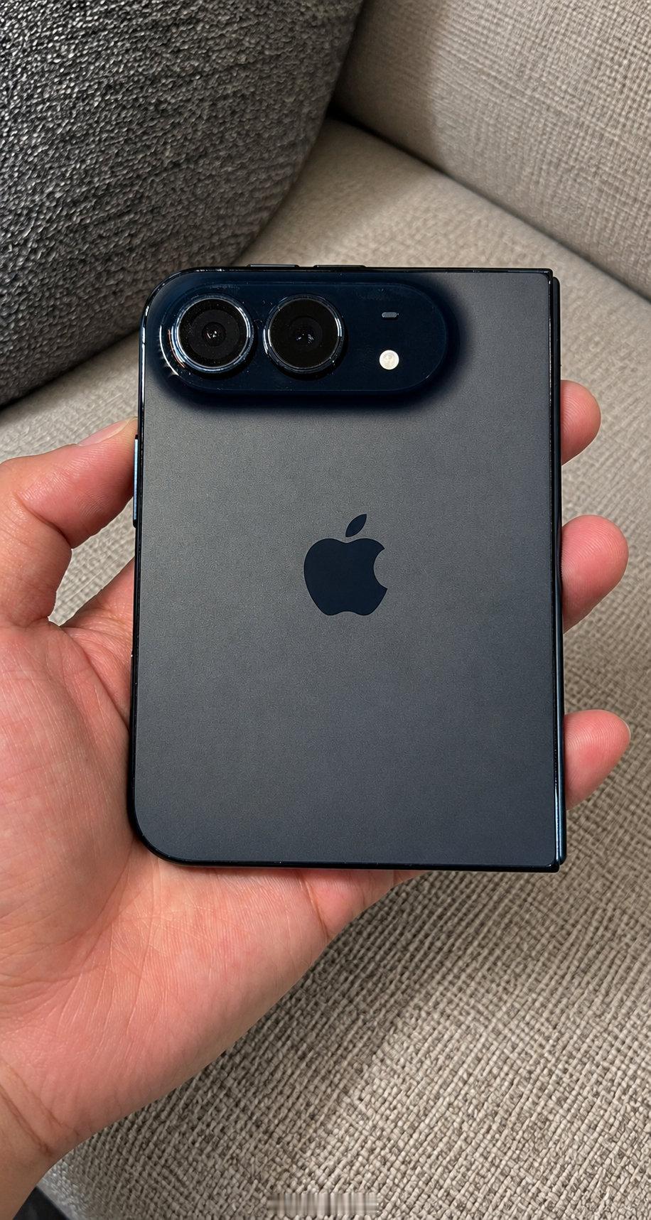 iPhone Duo这个夜空色，其实更临近深蓝，比iPhone12 Pro的海蓝色要更深。
磨砂的质感很舒服，相比纯黑色会更耐看一点，低调不沉闷。 ​