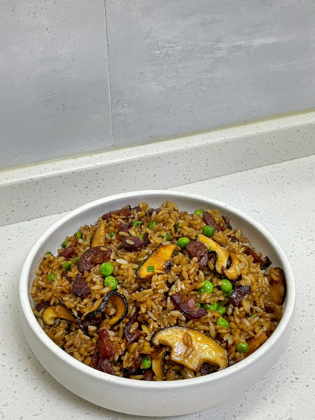 香菇腊肠炒饭也太绝了，吃了才知道有多香🤤