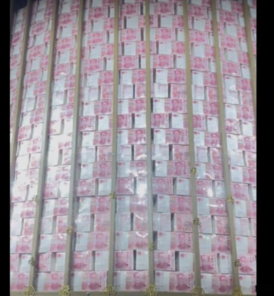 #甬心为宁# 据说，重庆李子坝地下33米的金库存放着一亿现钞。该金库下沉至嘉陵江边，通风良好且未遭战火。参观者在此可直观感受一亿现钞的视觉震撼，并了解相关抗战历史文化，体验感极强。(图片来源网络)#带着微博去旅行# ​