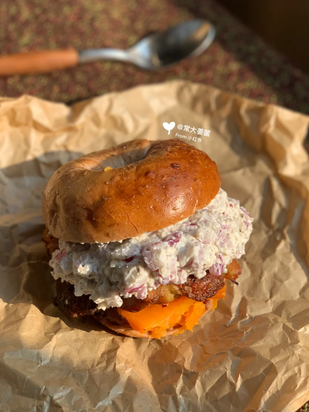 3min搞定🧀洋葱奶酪酱鸡肉贝果三明治！香晕