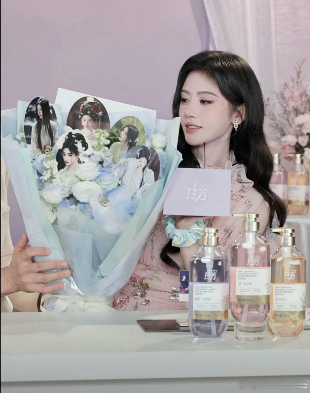 #鞠婧祎[超话]# jjy🍊 #鞠婧祎万花世界#jjy🍊 #鞠婧祎苏绿夏# jjy🍊

🦋饭制手幅"落日漫过层楼飞檐，晚风拂动素色衣衫，人间万般暮色，皆不及眼底祎影"    

​
