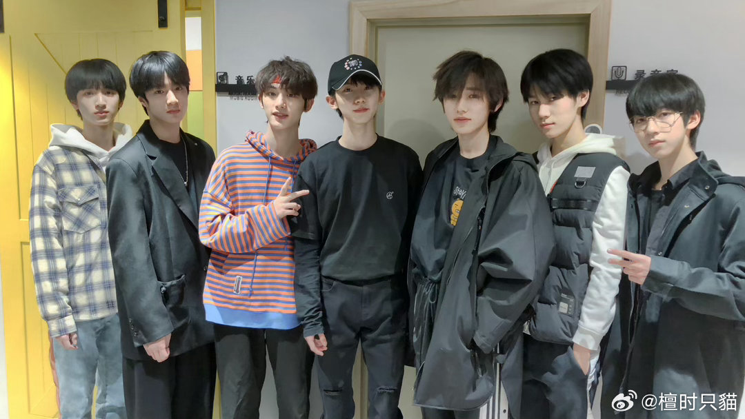#时代少年团[超话]##时代少年团永远在一起# 💥#时代少年团 肆载驰夏正风华# 💥#时代少年团 内娱第一男团# 💥#时代少年团华为nova16代言人# 
舍不得离开，眼泪落下来
​