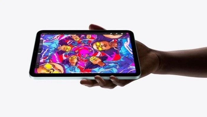 【#iPad mini 8最快10月发布#】

据多家科技媒体爆料，苹果最快将在今年10月推出iPad mini 8，这将是mini系列史上最大的一次升级。新机最核心的变化在于屏幕材质——iPad mini将首次从LCD切换至OLED面板，屏幕尺寸从8.3英寸微增至8.7英寸，通过收窄边框实现更大显示面积，但机身整体尺寸变化不大，依旧 ​