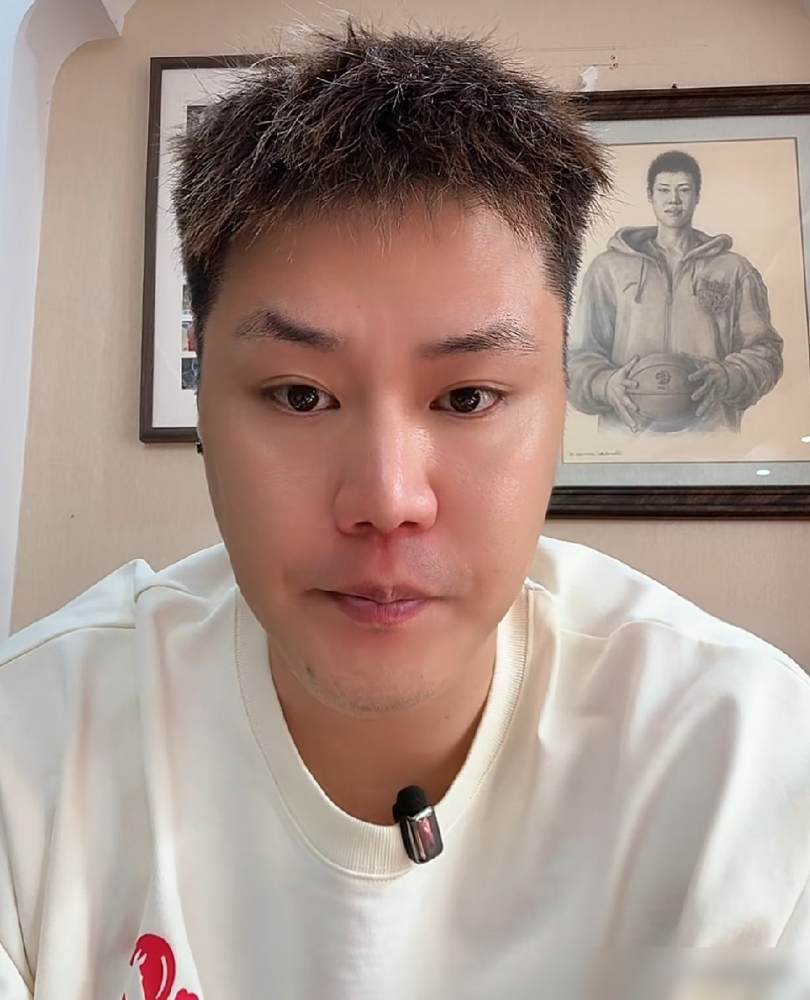 赵继伟右膝抽积液，打完PRP直接留沈阳了，季前赛一场没跟。辽篮残阵打上海双加时输6分，转头虐了四川福建，几个新外援和段睿骐硬顶后场。贺天举直接放话，新赛季辽篮进四强难度不小，不是不看好，是账摆在那儿。
上赛季赵继伟场均38分钟朝上，一下场净胜分就是负的，全队后场就挂他一个人身上。
更炸的是真有解