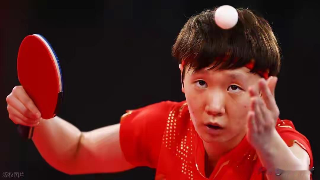 10月11日晚，2026年WTT中国大满贯女单决赛打响，中国选手王曼昱以 4-0横扫 日本削球选手佐藤瞳，成功卫冕女单冠军，本届赛事她搭档蒯曼拿下女双冠军，连续两年加冕双冠。

但如果你只看到“4-0”这个比分，你就错过了这场比赛最残忍、也最动人的真相。

佐藤瞳不是无名之辈。她是当今女子乒坛最顶尖