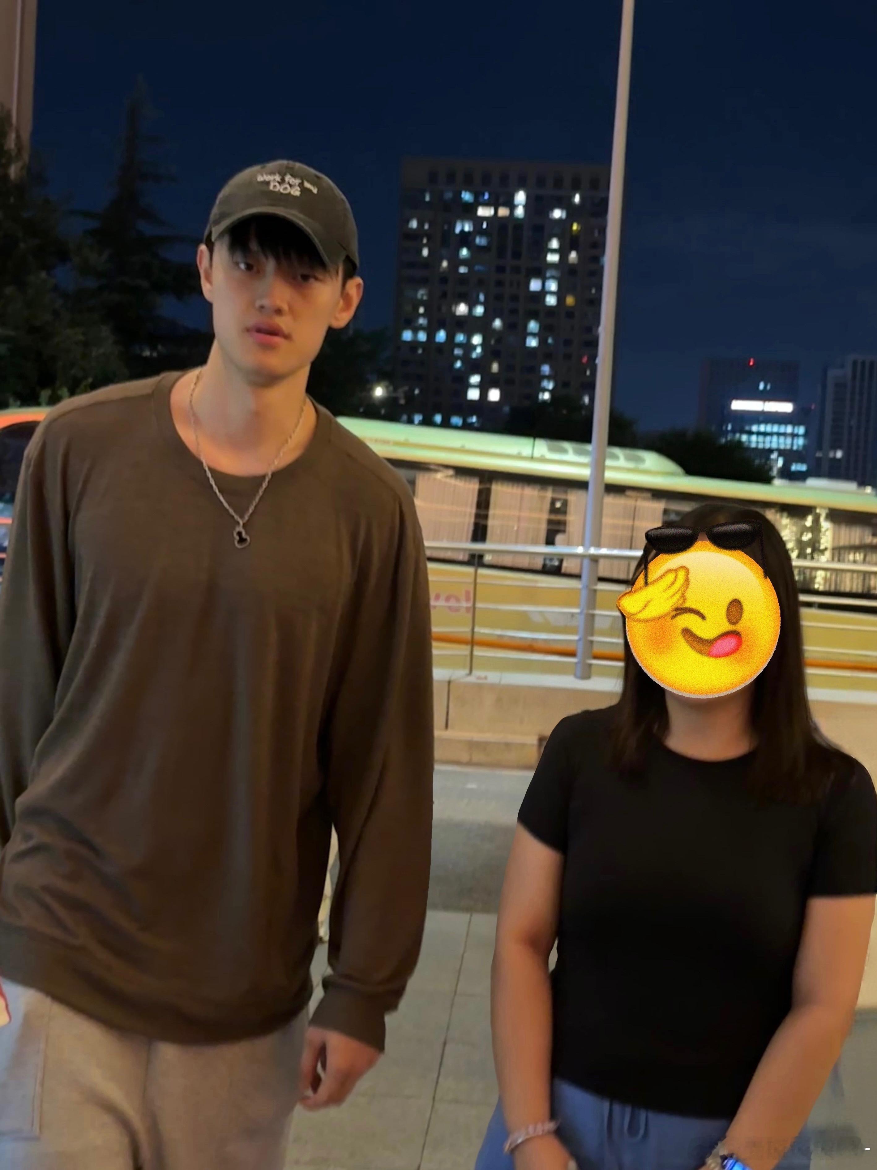一场毫无预谋的见面！准确的来说根本想不到会这个时候见到 签到名 那天晚上突然刷着一个人和赵睿的合照 然后我看了看 没想到曾凡博也来了 根本没想到他会随队来青岛 这一个周过得都很有盼头 想着这次我一定会去看他 把球衣给签了 本来打算周天去 但是忍不到周天 今晚下班就冲了 比赛没来得及看 幸好在 ​