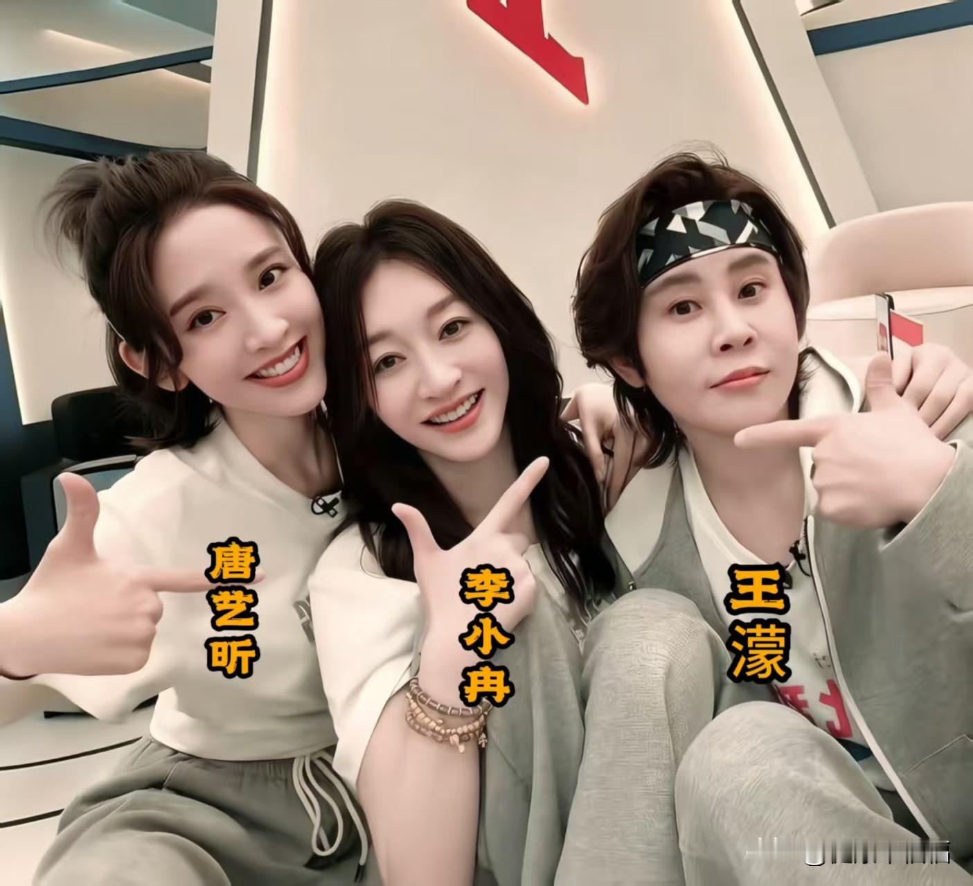 年轻时的李小冉、唐艺昕、王濛，在一起珍贵的留影。
赛场到综艺，王濛的跨界反差萌真的绝，和两位女演员碰撞出不一样的火花。这仨凑一块，颜值与笑点齐飞，你喜欢哪位？