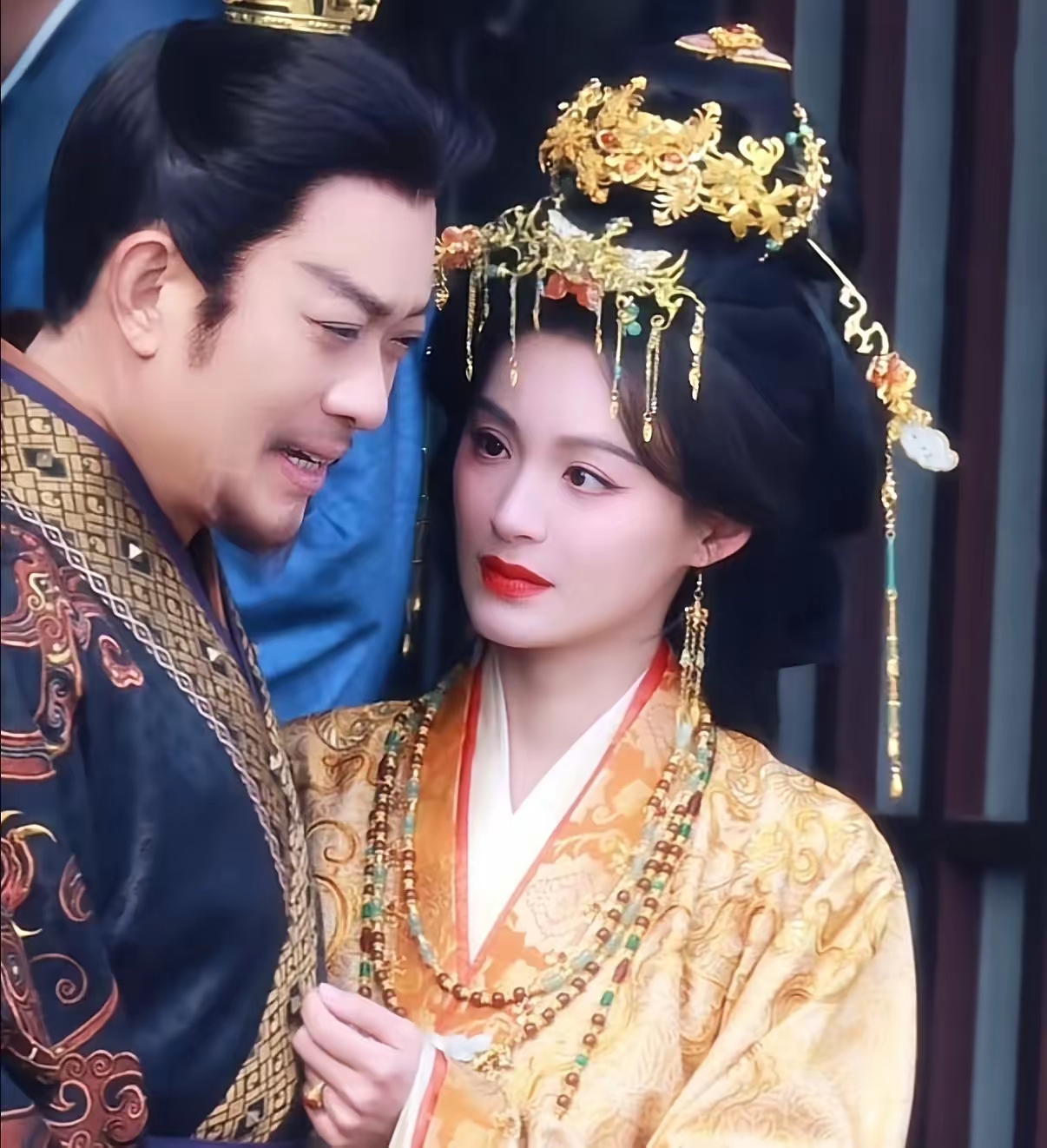 原来毛林林就是13年前演《兰陵王》里郑儿那一位演员！当年她把这个专横跋扈、爱挑是非、搅乱朝堂的恶女郑儿演得太好了，甚至是许多观众都直接攻击她。只能说是她演技好，演活了这个恶女，让大家都咬牙切齿，恨得牙痒痒了。
如今在《嫁金钗》里再演恶女，她依然演技很好，是可以让皇帝贴贴服服的一位妃子。