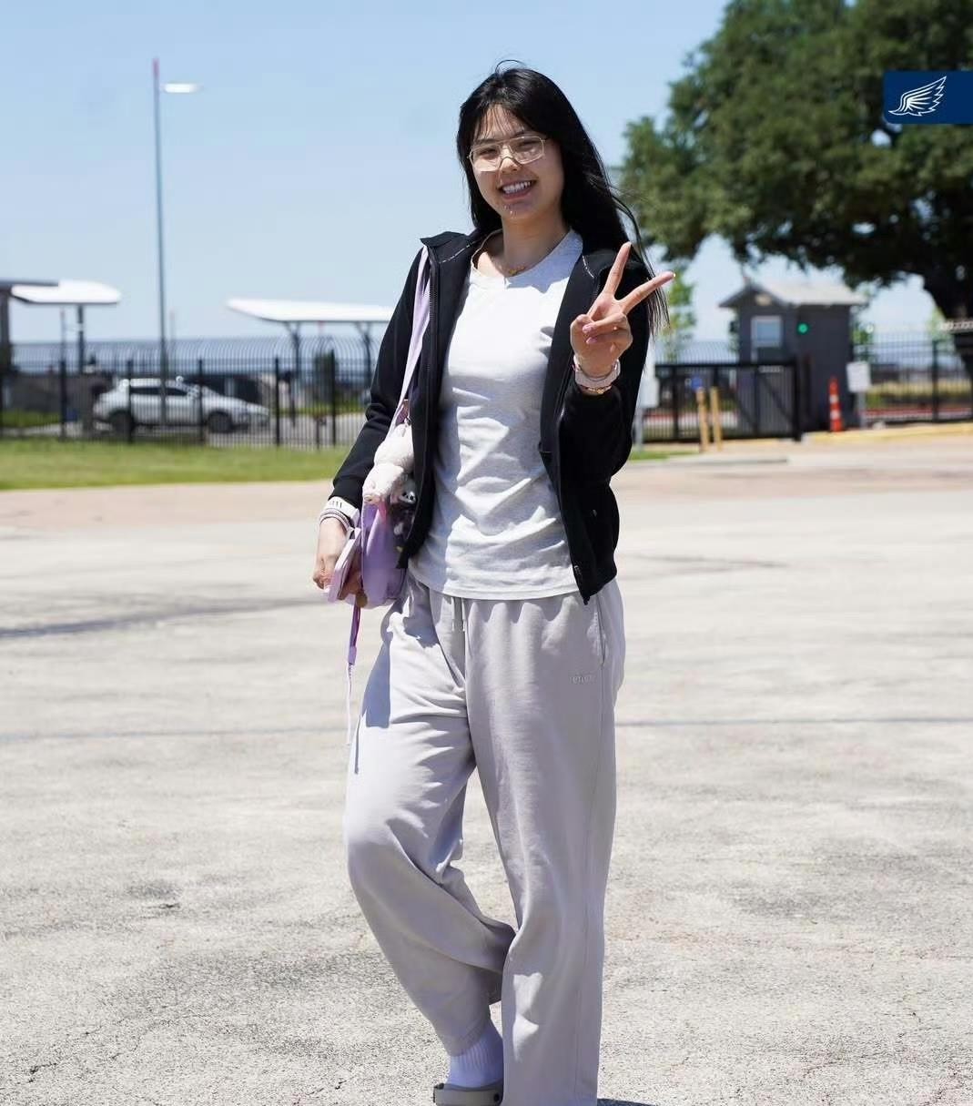 李月汝终于结束4场沉寂，在今天凌晨的WNBA比赛中拼下12分钟上场时间，6分4板1盖帽，罚球4中3，数据不算炸裂，但每一次冲抢篮板、那记封盖，都让人看得心头一紧。说实话，我现在根本不在意她下一场能打多久，更不指望她立刻砍下高分，我只想看她每次落地都稳稳站住，别硬撑，别受伤。她是中国女篮内线最硬的骨头