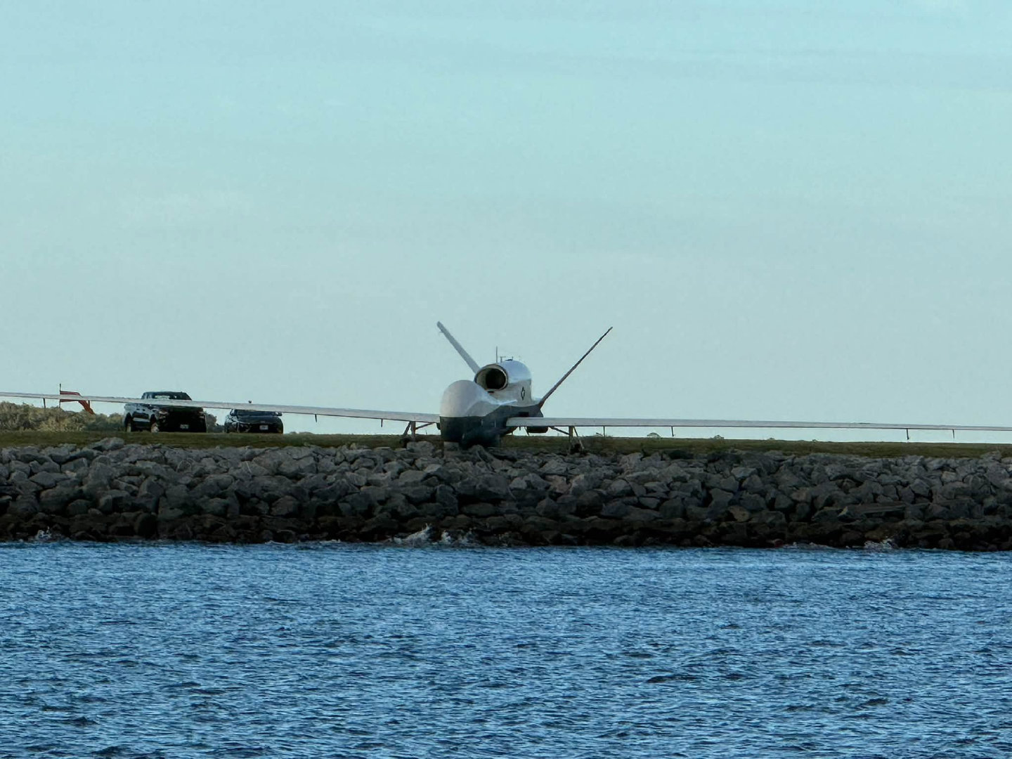 一架美国海军的MQ-4C“海神”无人机，在佛罗里达州梅波特海军基地5号跑道末端试图从圣约翰斯河喝水时被卡住了！[二哈]#烽火问鼎计划# ​