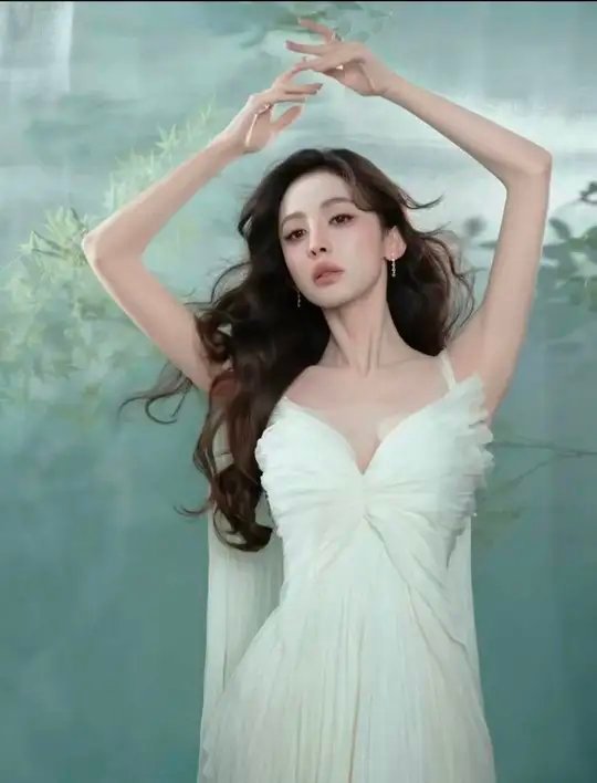 古力娜扎：一身素白，把水光穿成了呼吸

整组片子第一眼给人最深的感觉，是干净。古力娜扎穿的是一条素白的长裙，没有珠片，没有刺绣，也没有任何抢眼到喧宾夺主的装饰，薄薄软软的料子顺着身体的走向自然垂落下来，褶皱一层叠着一层，走动或者抬手的时候，裙摆就像被水轻轻推了一下。视觉重心也因此彻 ​