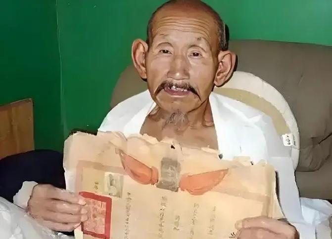 1994年，河南一73岁老农因欠债不还被列为老赖，法院人员上门时，他害怕的躲了起来，让人没想到的是，法官找到他后，却握着他的手安慰道：“老英雄，让您受委屈了！”
 
王法官没急着走，在屋里又坐了一会儿。他看了看漏风的窗户，墙角的药罐，没说话。
 
“钱……我会还的。”卢文焕低着头，声音很闷。
 
“