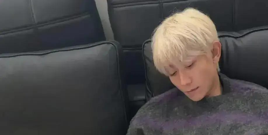 阿那亚音乐节窦靖童演出，王菲和李嫣中间的VIP座，坐的是宋妍霏。那一排最便宜的通票两千多，但那一排是私人邀请制，买不到。

前两年她不是这样的。上综艺被拍到在后台给前辈递水杯，自己的休息室让给新人化妆，制作人随口说一句她就改动作。全网骂她“全身上下写着我要讨好所有人”。她那时候笑得很勤，但镜头到她脸