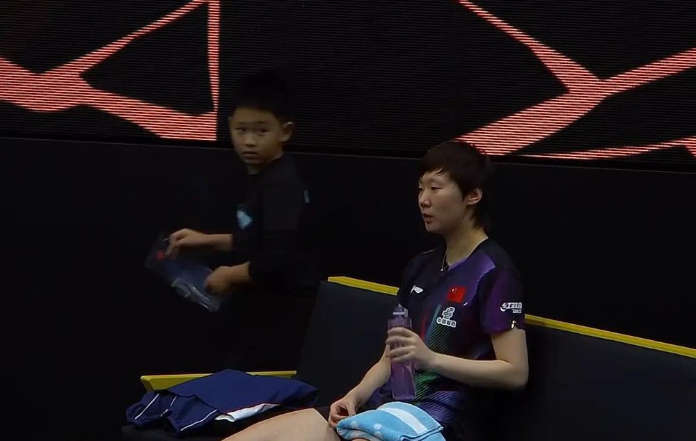 王曼昱差点翻车，被队友逼到16-14。
石洵瑶太熟了，上来就压着打，第四局10-7领先，王曼昱硬追三个，还是没咬下来。前两局打完，球都打裂两颗，这强度不是闹着玩的。
王曼昱自己说，这是石洵瑶打得最好的一次。但关键分上，老将就是老将，第五局11-7，直接收走。
刚拿完亚运三金，歇两天就接着打，身