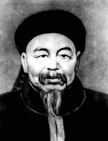 左宗棠是个倒插门女婿，妻子连生了三个孩子，全都是闺女，无奈之下只能劝他纳妾，可左宗棠却并不愿意。就在这个时候，岳母板着脸找到他：“你不纳妾，那就把我女儿休掉”。

道光十二年，湖南湘潭。

周家宅院“桂在堂”占地一万多平方米，雕梁画栋，气派得很。一个年轻人拎着一只旧包袱，站在大门口，低着头，他就是左