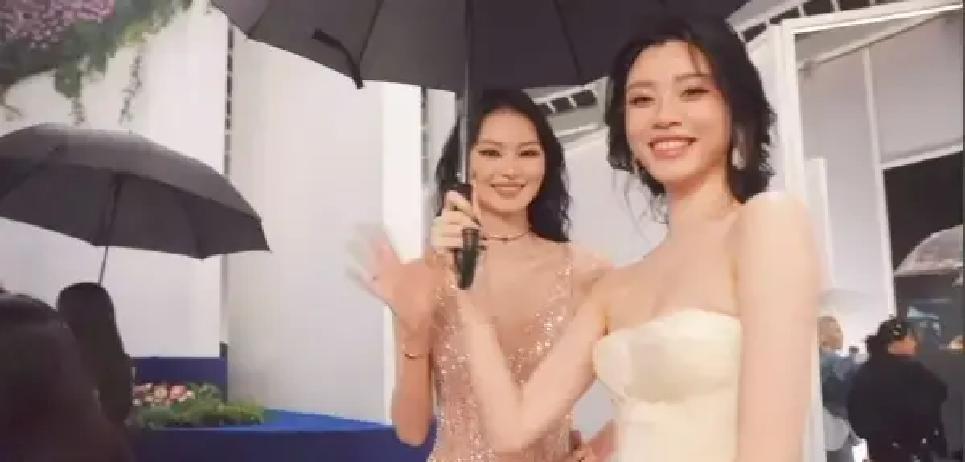 豪门阔太当了这么些年，很多人差点都忘了奚梦瑶骨子里到底还是个世界级超模。
今天的红毯现场，她一露面直接把周围的气场给镇住了。
讲真，生完两个娃还在豪门里站得稳稳当当，状态还能这么能打，确实是老天爷赏饭吃。
一身剪裁极度挑人的收腰长裙，上面缀满了轻飘飘的羽毛，这种衣服换一般人穿大概率就是灾难，可