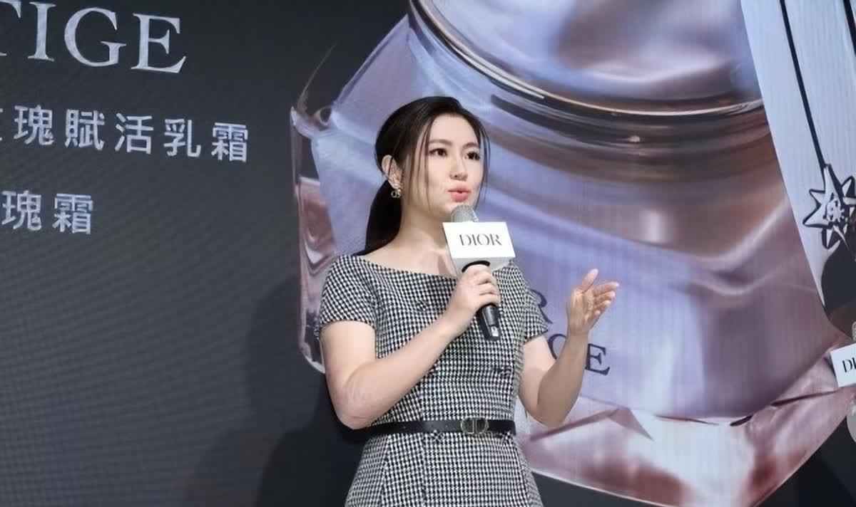 43岁Selina状态真绝了！短袖配半身裙穿出满满少女感 ​